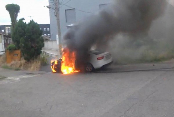 百万进口名车被大火吞噬。（记者汤世名翻摄）