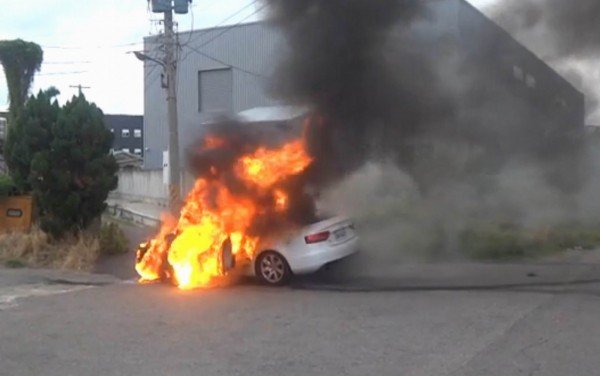 百万进口名车起火燃烧，瞬间陷入火海。（记者汤世名翻摄）