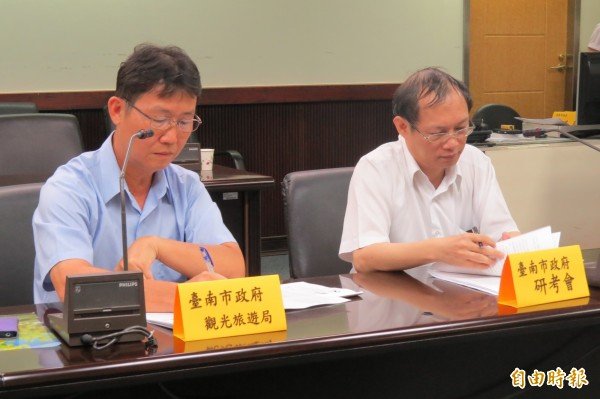 南市观旅局主秘卢振义（左）、研考会专门委员周宏彦（右），对于国民党议员的质疑，两人慎重其事提出说明及做笔记。（记者蔡文居摄）