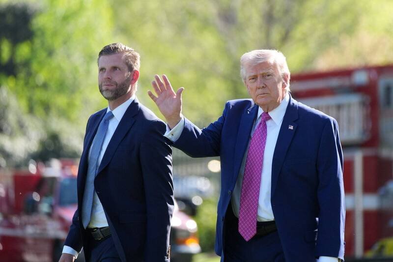 川普集团发言人14日透露，美国总统川普（右）的次子艾瑞克．川普（左）将陪同其父于下月中旬访问中国。（美联社资料照）