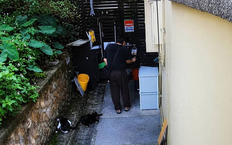 李男持辣椒水喷洒猫咪，被附近监视器拍到。（记者林嘉东翻摄）