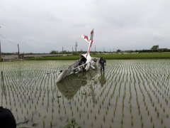 插秧稻田「插飞机」！轻航机坠落虎尾农田画面曝