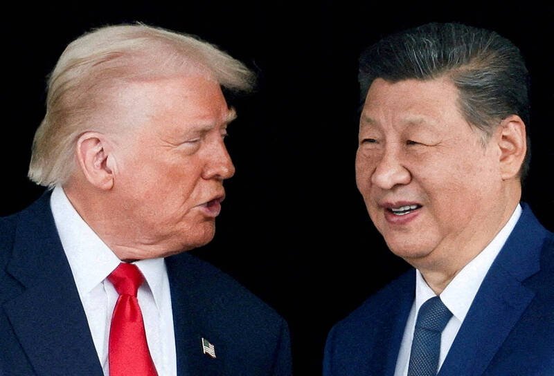 美国总统川普（左）发文说，他为中国打开了荷姆兹海峡，相信中国国家主席习近平（右）会给他「一个大大的拥抱」。（路透资料照）