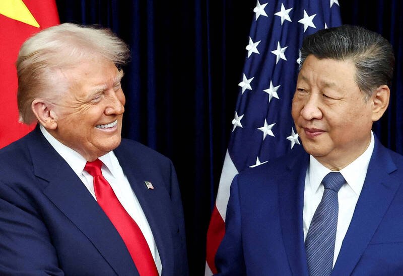 美国总统川普（左）自曝曾致函中国国家主席习近平（右），要求对方勿提供武器给伊朗。（路透档案照）