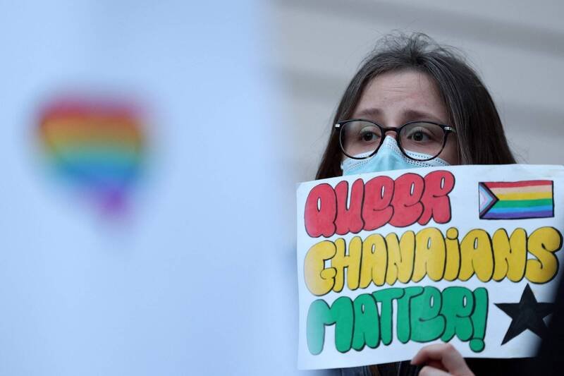 迦纳国会近日通过法案，公开承认或被证实为LGBTQ+成员者，面临3至10年有期徒刑。图为2024年3月，平权人士聚集在伦敦迦纳高级专员公署外，举牌抗议迦纳的反LGBTQ+法案。（法新社）