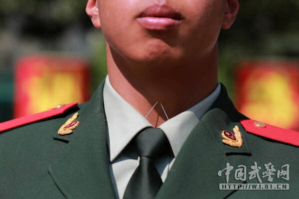 《中国武警》曾晒出相关照片指，武警国旗护卫队训练时会在领口扎针，确保下颚的高度，及矫正脖子的姿势。（取自《中国武警》）