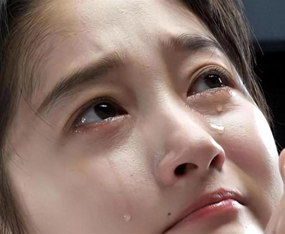 被注射不明物,三年没来例假,耳朵失聪...没一人为她说话