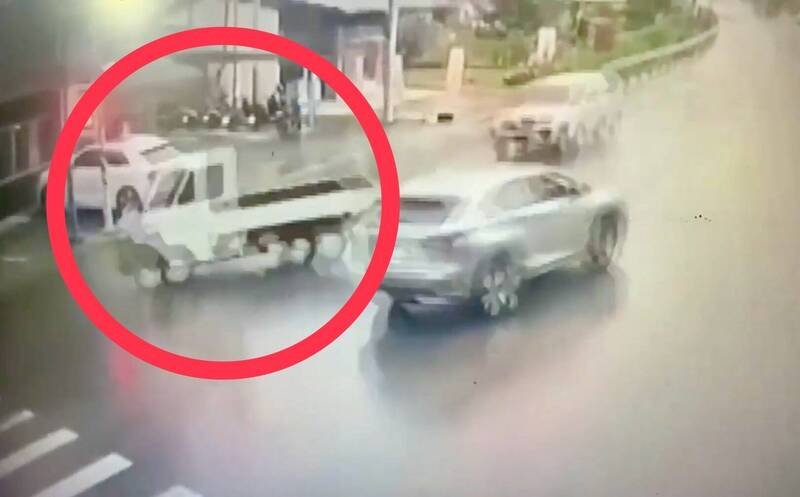 休旅车闪过小货车，小货车则持续滑行。（图由埔里警方提供）