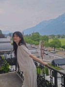 乔欣瑞士度假住豪华房，坐姿被指有孕相