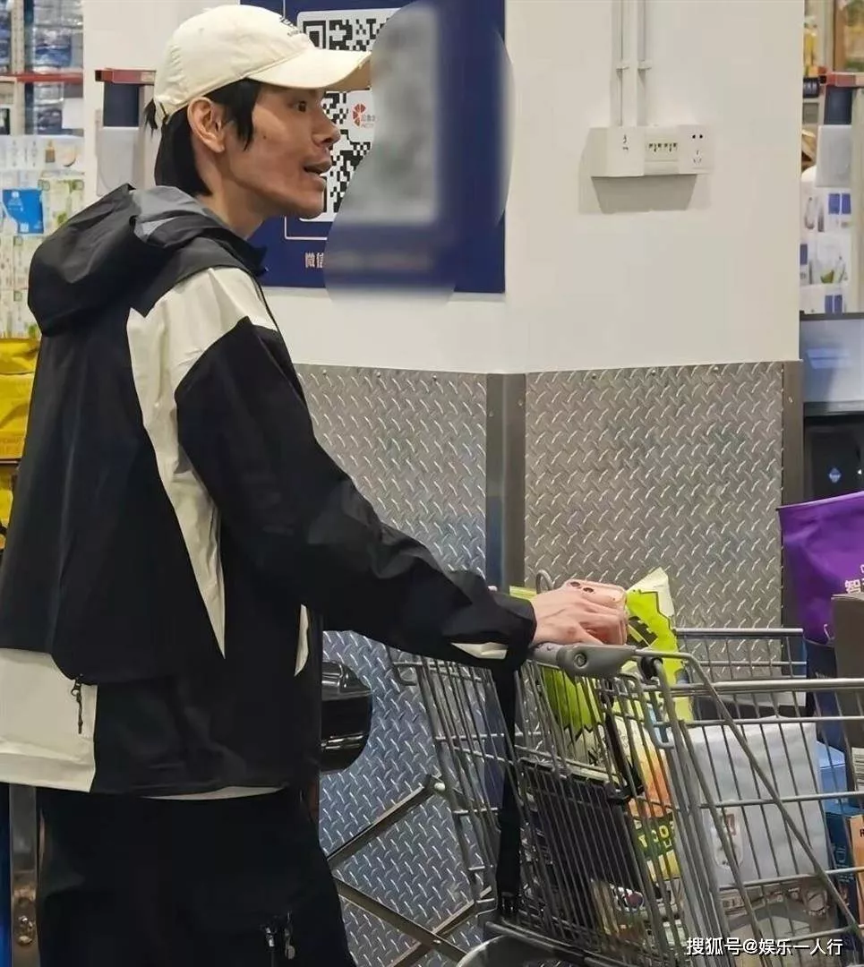 42岁郭碧婷素颜逛商场！瘦到脸部凹陷却美得自然
