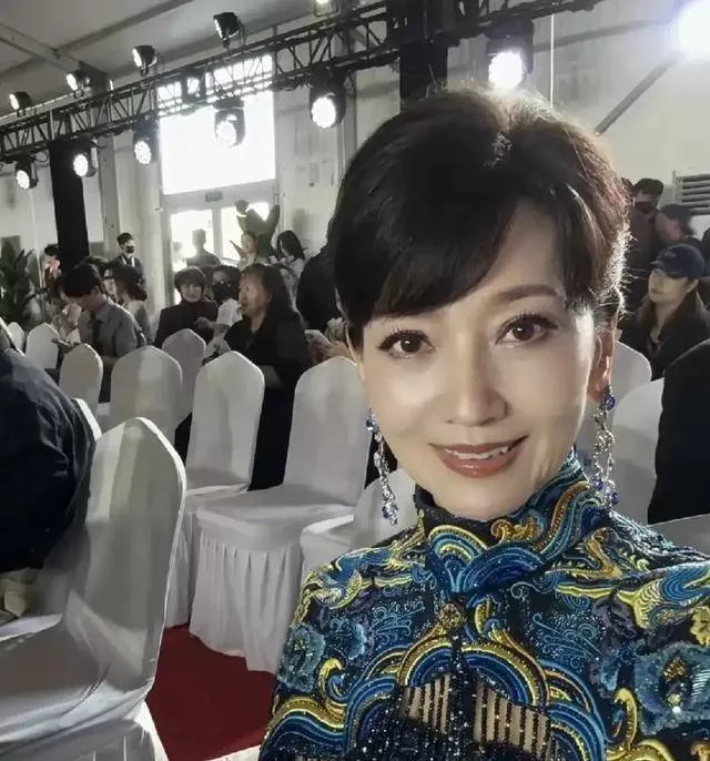 晚会遇冷的73岁赵雅芝,离场走路需人扶