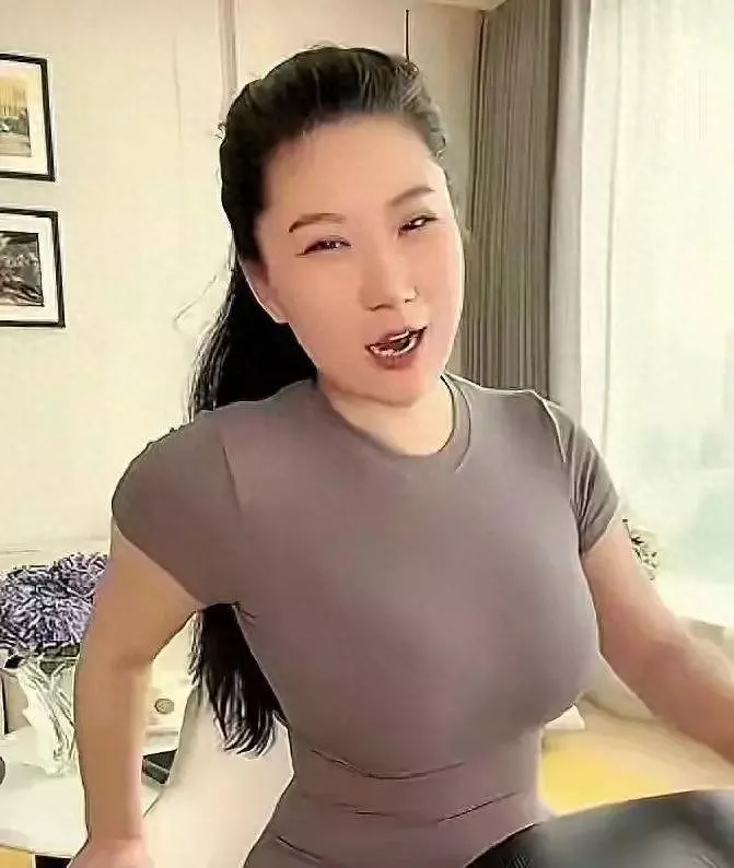 炸裂！CoCo直播开黄腔，搔首弄姿望脱单