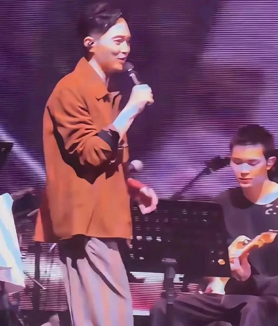 张智霖儿子担任老爸演唱会吉他手,颜值完美继承好基因