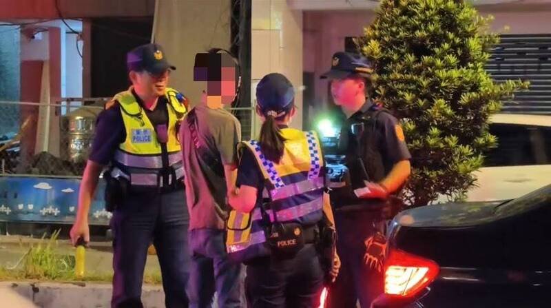 新北市中和警方执行取缔毒驾威力路检勤务，进行人车分离盘查。（记者姚岳宏翻摄）