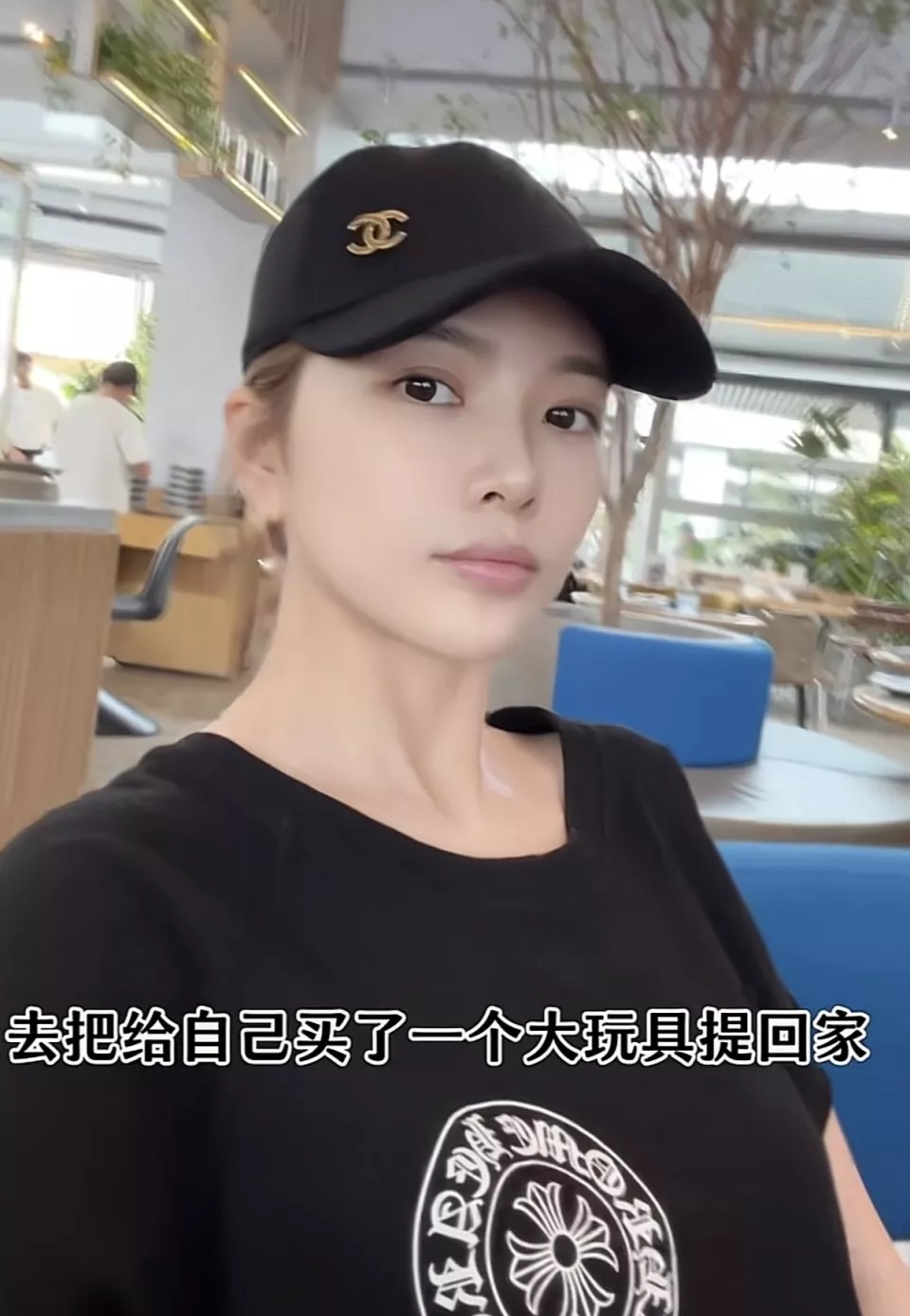 杜淳老婆喜提52万电车,穿黑色T恤配复古牛仔短裤