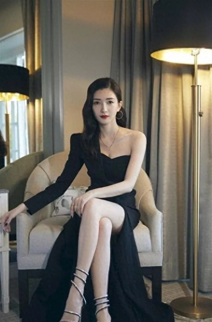 她是胡歌唯一承认的女友，长得漂亮，却无人敢娶