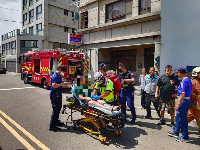 新竹市北区一处透天厝疑气爆！落地窗震碎玻璃喷溅10公尺，云梯车救出1人。（新竹市消防局提供）