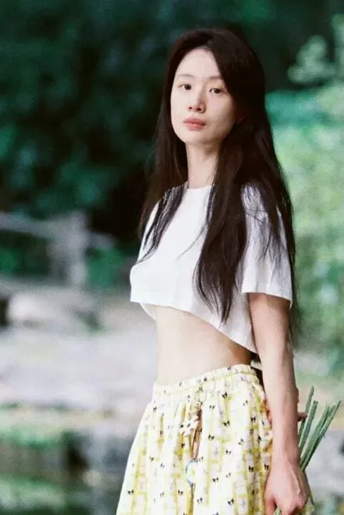 李梦被曝有孩子登上热搜,她不官宣也不否认,33岁在杭州种番茄