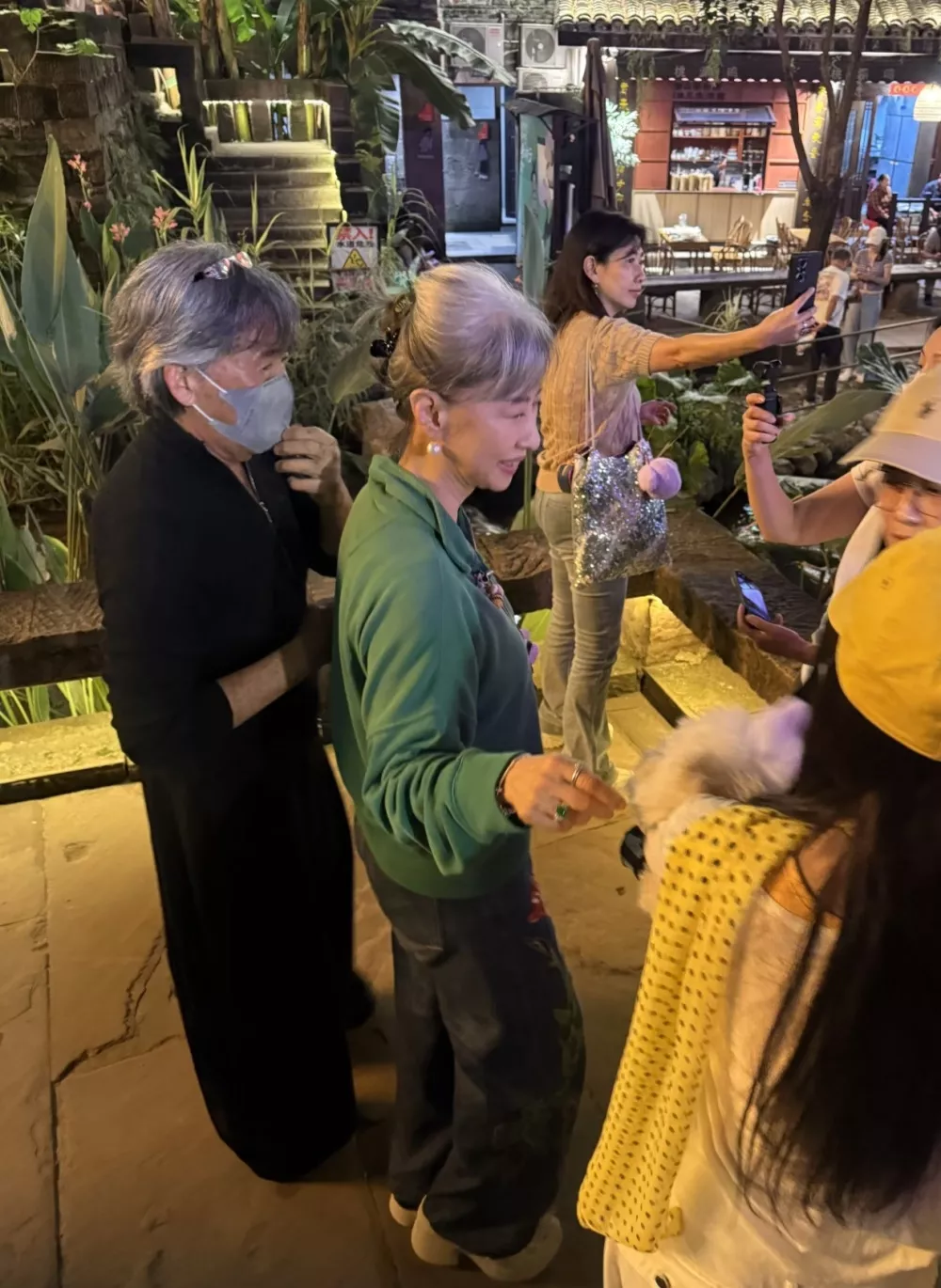林子祥和叶蒨文逛重庆老街，满头白发却神采奕奕