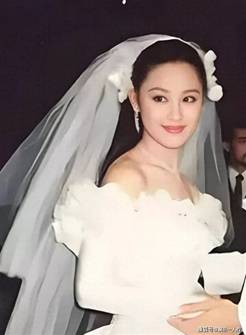 63岁的章小蕙状态太棒了：裙子上身 长卷发飘逸