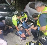 男被狗吠持刀追杀  警开4枪击中屁屁