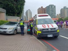 老翁中暑、跌倒还想开车 警急拦停确保淡江大桥人潮安危