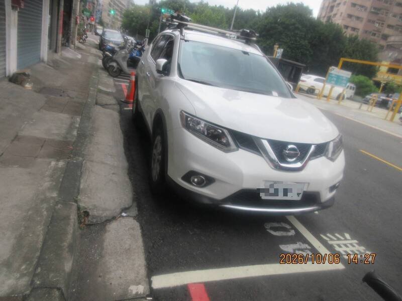 新北市1名驾驶将爱车停放中和区路边停车格遭拖吊，他抱怨抢钱引发议论。警方说，此案依道路交通管理处罚条例可处600元以上1200元以下罚锾，若民众对交通违规罚单有意见时，可向该张罚单上所载明的应到案处所或原举发机关提出申诉。（图由警方提供）