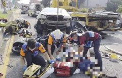 台南轿车回转撞2机车 1伤、1命危