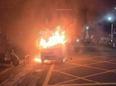 台中乌日暗夜「巨大火球」！500CC发烟硝酸疑倾倒 箱型车瞬间陷火海