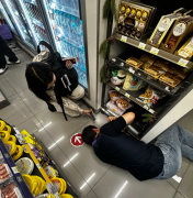 日韩疯传！樱花妹在仁川机场超商掉落耳机 店员躺地拆货架取回