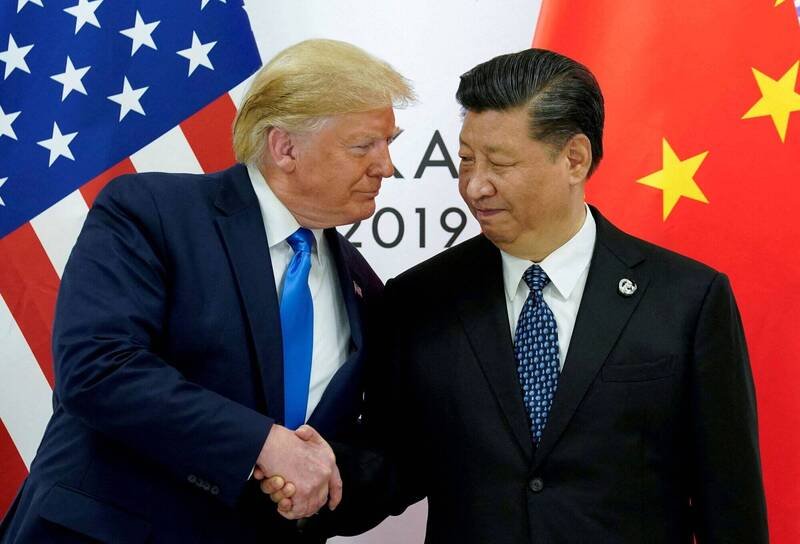 亲近白宫的人士透露，美国总统川普（左）身边的人，正鼓励他考虑在与中国国家主席习近平（右）交谈时，谈论台湾议题的重要性，目标是保持美国对台政策不变。（路透档案照）