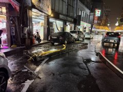 蔷琵狂风肆虐基隆巨大招牌遭吹落  轿车车顶凹陷玻璃全碎